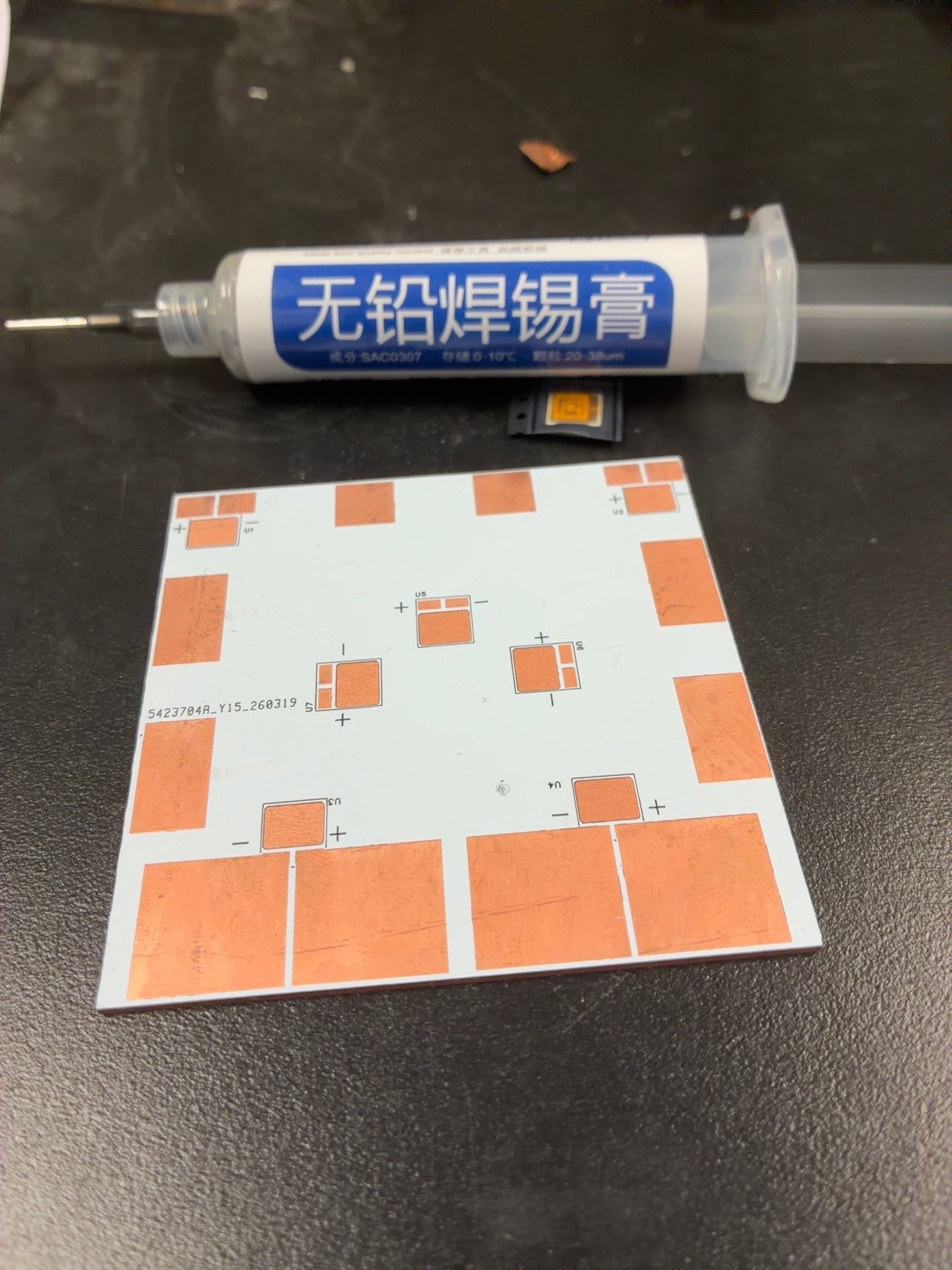 无铅焊锡膏、OSRAM LED 和定制 PCB